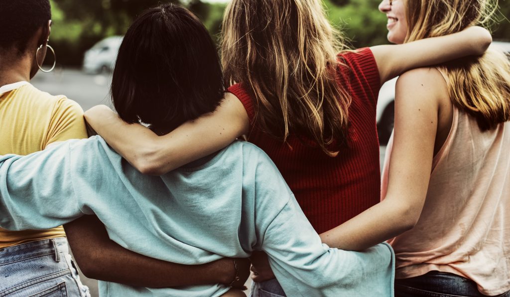 câlins amis pandémie